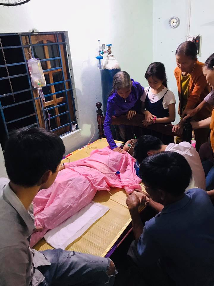 Tết ấm c&uacute;ng của c&ocirc; g&aacute;i từng bị bệnh viện trả về chờ chết - Ảnh 6.