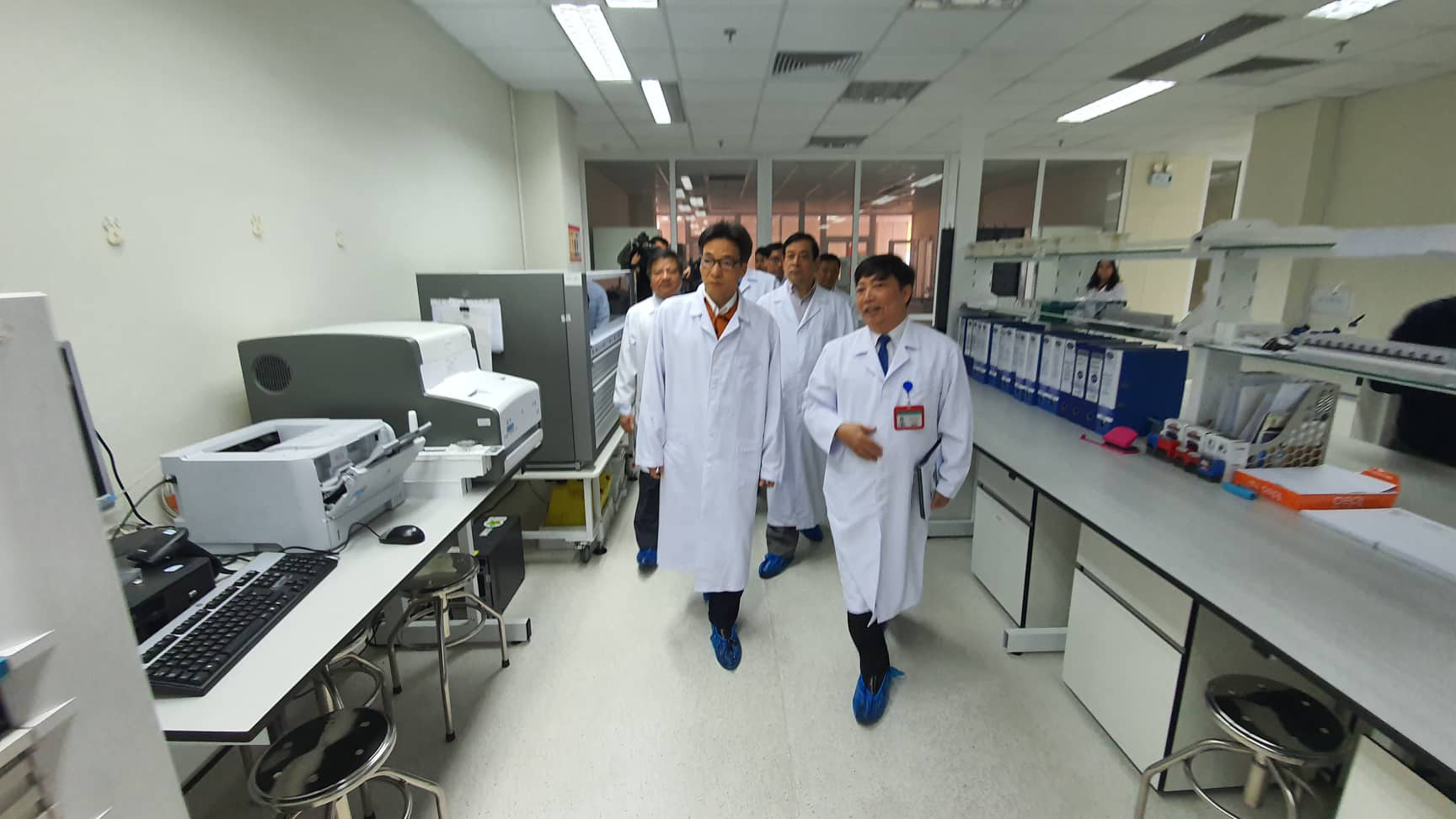 Ph&oacute; Thủ tướng Vũ Đức Đam n&ecirc;u 2 c&acirc;u hỏi người d&acirc;n đang quan t&acirc;m về dịch vi&ecirc;m phổi cấp do virus - Ảnh 2.