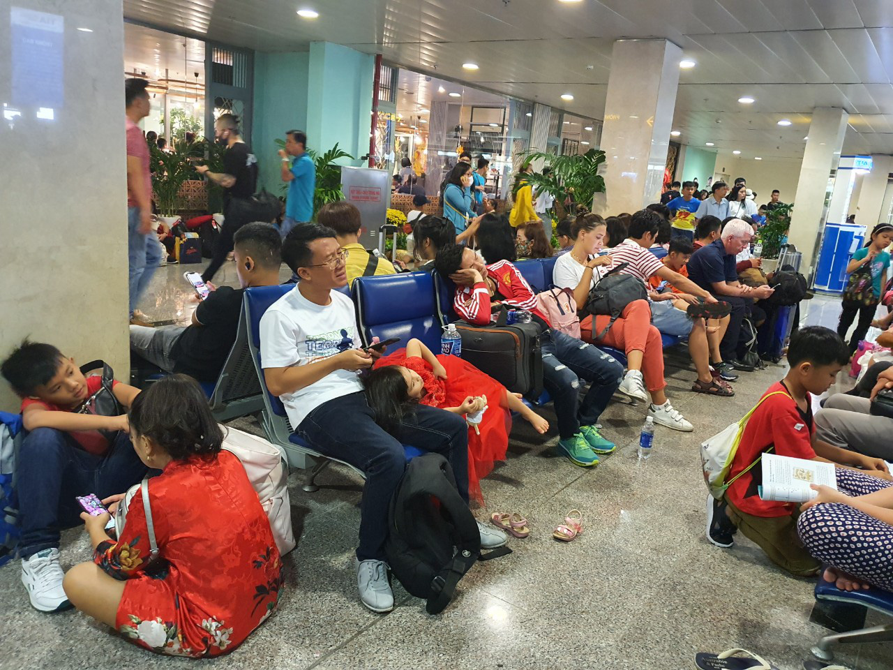 Đường ra s&acirc;n bay vắng, m&aacute;y bay xếp h&agrave;ng chờ cất c&aacute;nh ở T&acirc;n Sơn Nhất - Ảnh 9.