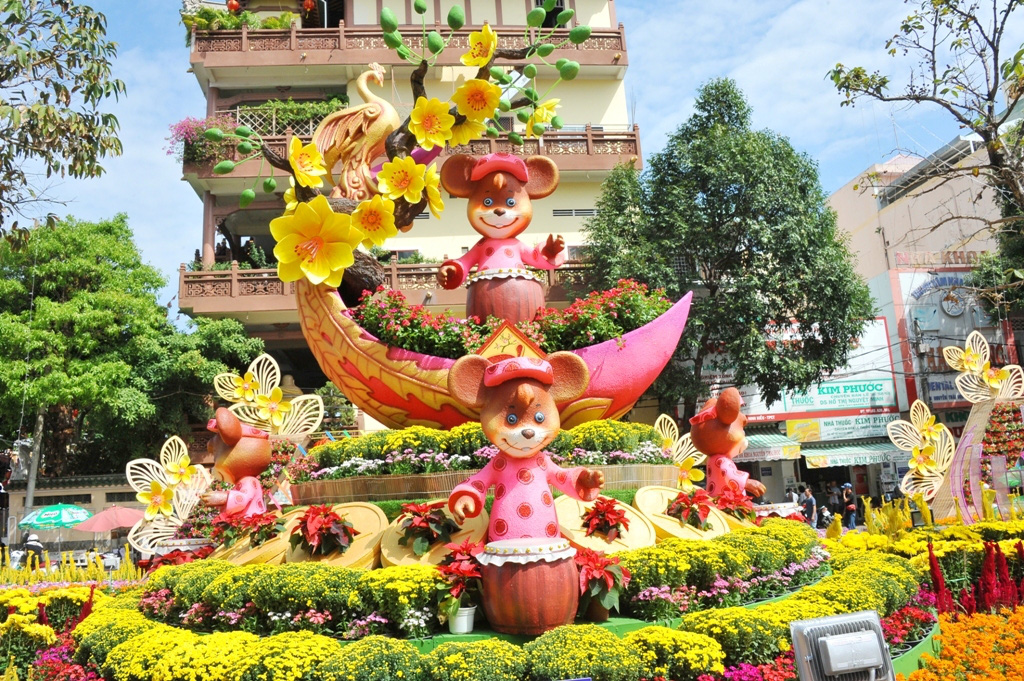 Ngắm những ch&uacute; chuột l&agrave;m n&ocirc;ng d&acirc;n ở đường hoa Xu&acirc;n lớn nhất miền T&acirc;y - Ảnh 3.
