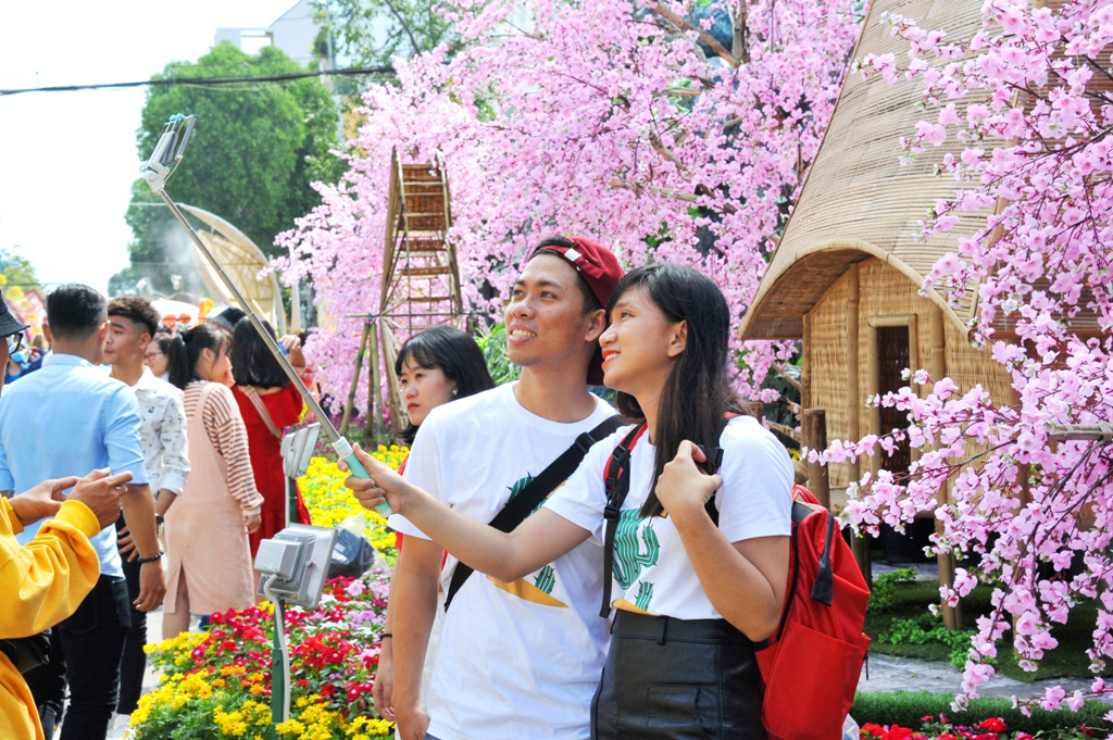 Ngắm những ch&uacute; chuột l&agrave;m n&ocirc;ng d&acirc;n ở đường hoa Xu&acirc;n lớn nhất miền T&acirc;y - Ảnh 13.