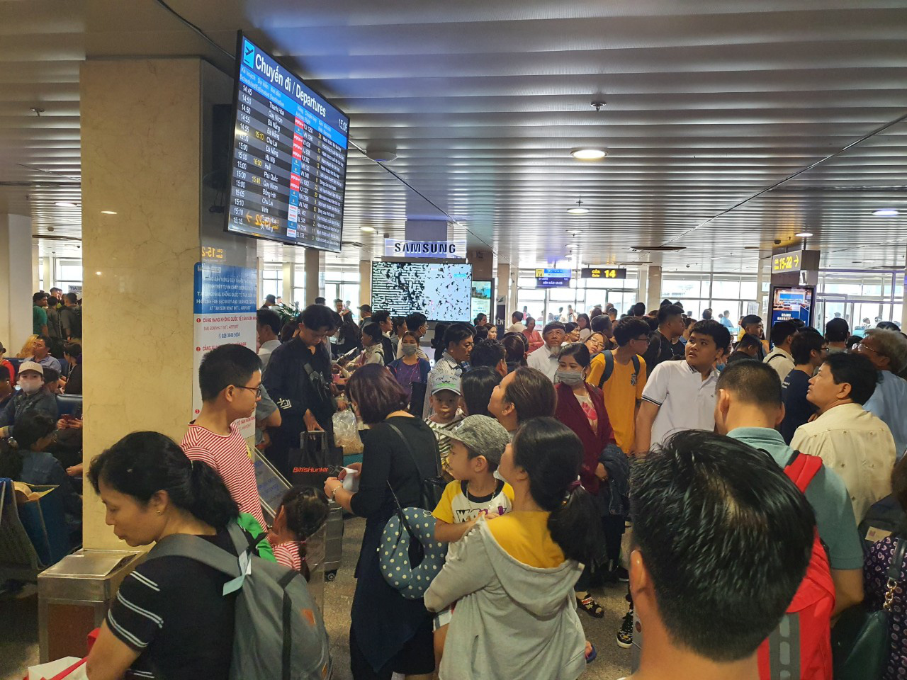 Đường ra s&acirc;n bay vắng, m&aacute;y bay xếp h&agrave;ng chờ cất c&aacute;nh ở T&acirc;n Sơn Nhất - Ảnh 7.