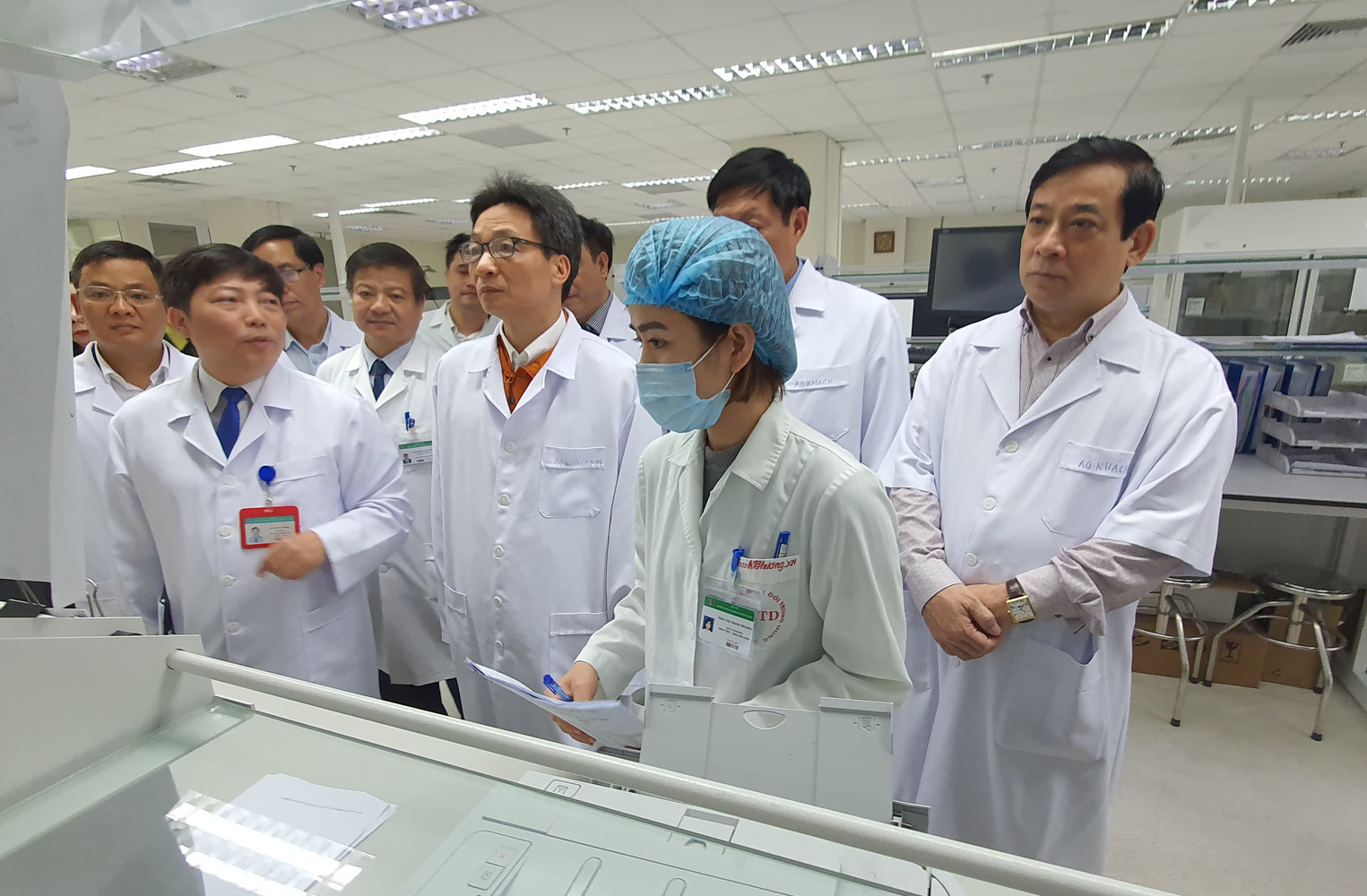 Ph&oacute; Thủ tướng Vũ Đức Đam n&ecirc;u 2 c&acirc;u hỏi người d&acirc;n đang quan t&acirc;m về dịch vi&ecirc;m phổi cấp do virus - Ảnh 1.