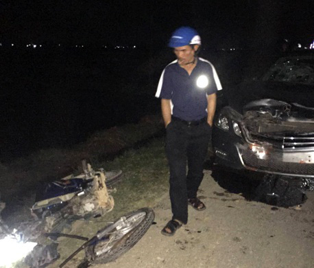 Đấu đầu xe Mercedes, 2 thanh niên đi xe máy nguy kịch