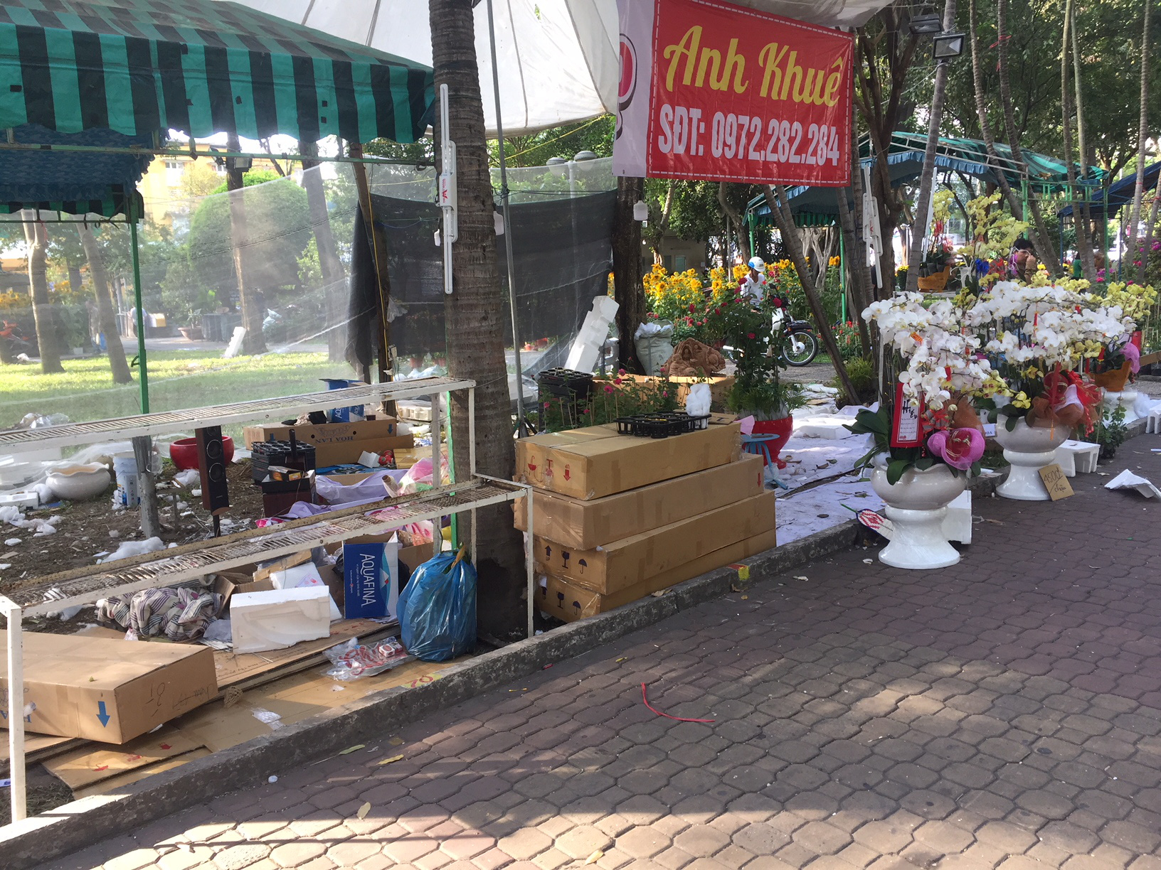 Chen nhau mua hoa giảm gi&aacute; s&aacute;ng 30 Tết, h&agrave;ng chục gốc đ&agrave;o xứ Bắc bị bỏ lại ở chợ hoa - Ảnh 4.