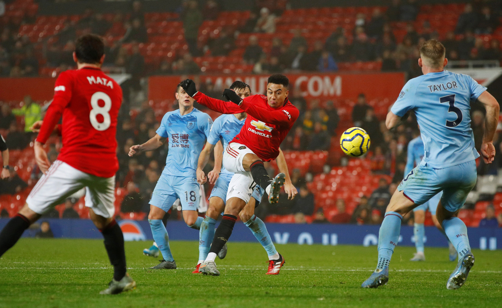 Man United thua sấp mặt, Burnley lập kỳ t&iacute;ch tại Old Trafford - Ảnh 7.