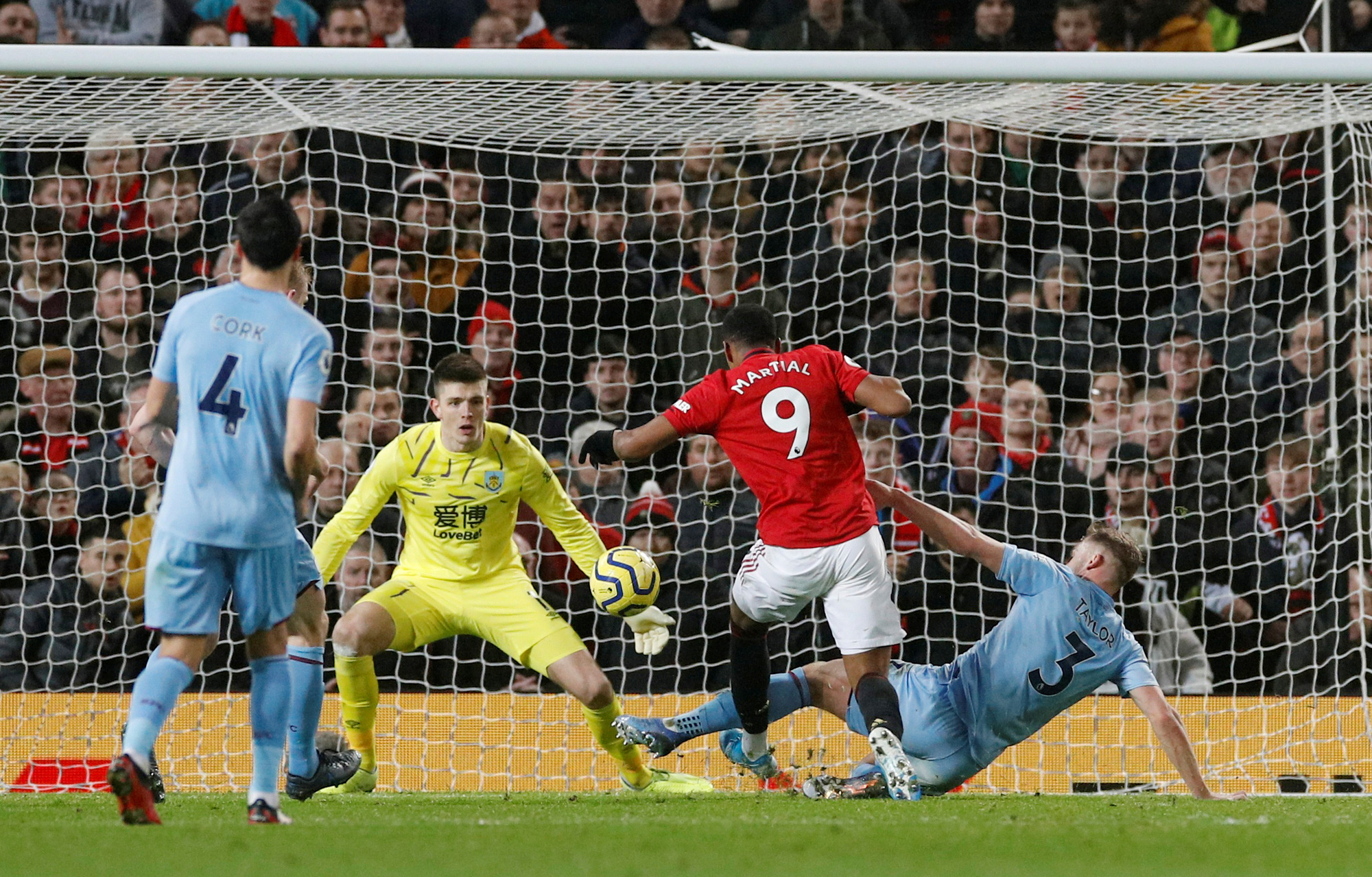 Man United thua sấp mặt, Burnley lập kỳ tích tại Old Trafford