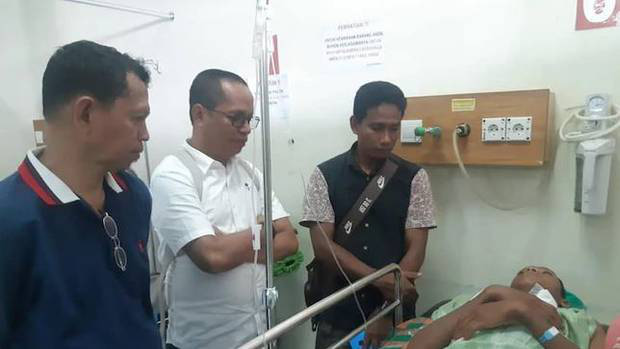 Ngồi tr&ecirc;n thuyền, thiếu ni&ecirc;n bị c&aacute; nhảy l&ecirc;n đ&acirc;m xuy&ecirc;n cổ - Ảnh 2.