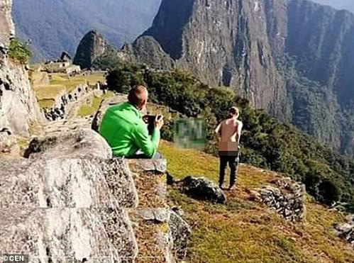 Tung máy bay không người lái bắt kẻ... khỏa thân, phóng uế bừa bãi