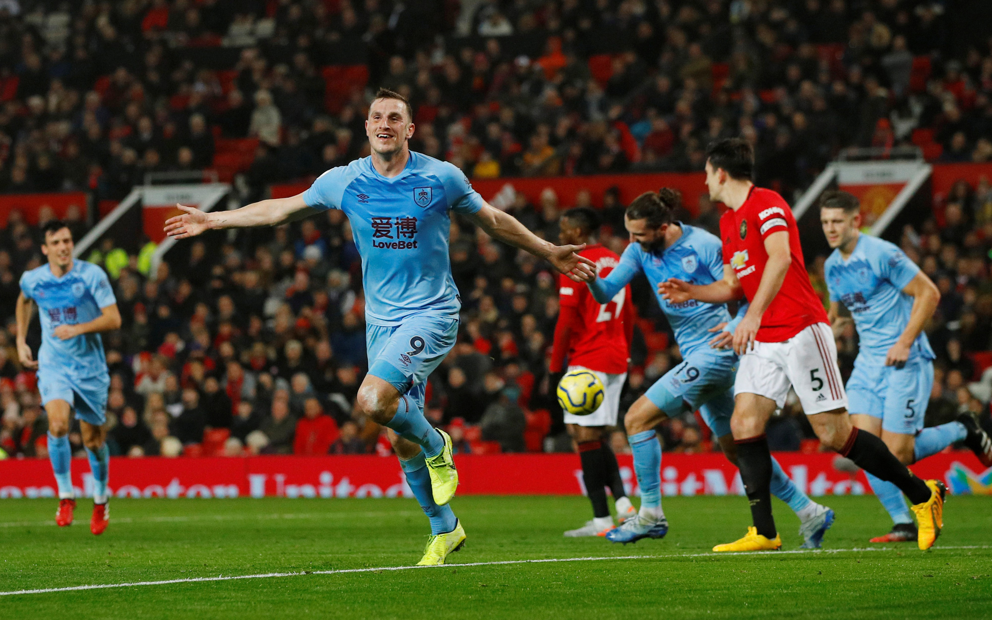 Man United thua sấp mặt, Burnley lập kỳ t&iacute;ch tại Old Trafford - Ảnh 4.
