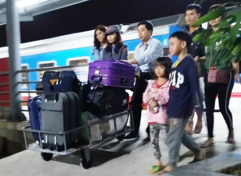 15 hành khách hạnh phúc khi được xuống ga Thanh Hóa để kịp về quê đón Tết