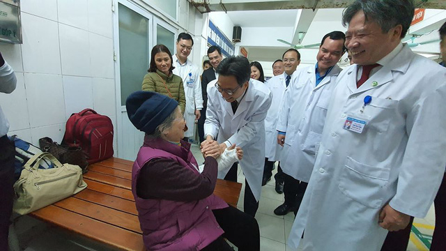 Bệnh nh&acirc;n x&oacute;m chạy thận x&uacute;c động trước sự xuất hiện bất ngờ của Ph&oacute; Thủ tướng - Ảnh 7.