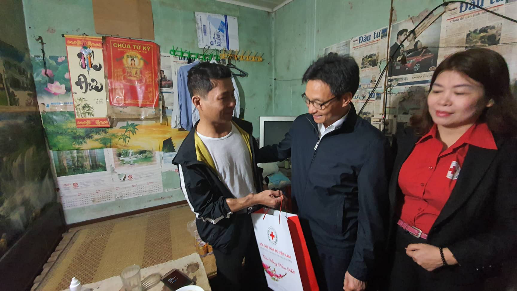 Bệnh nh&acirc;n x&oacute;m chạy thận x&uacute;c động trước sự xuất hiện bất ngờ của Ph&oacute; Thủ tướng - Ảnh 4.