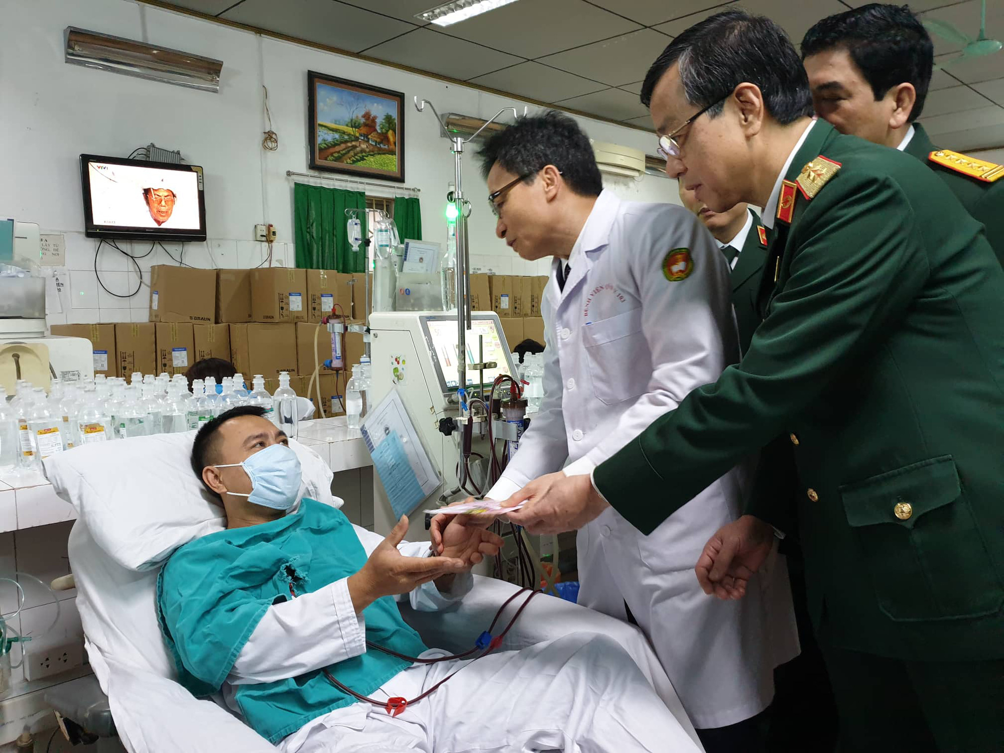 Bệnh nh&acirc;n x&oacute;m chạy thận x&uacute;c động trước sự xuất hiện bất ngờ của Ph&oacute; Thủ tướng - Ảnh 8.
