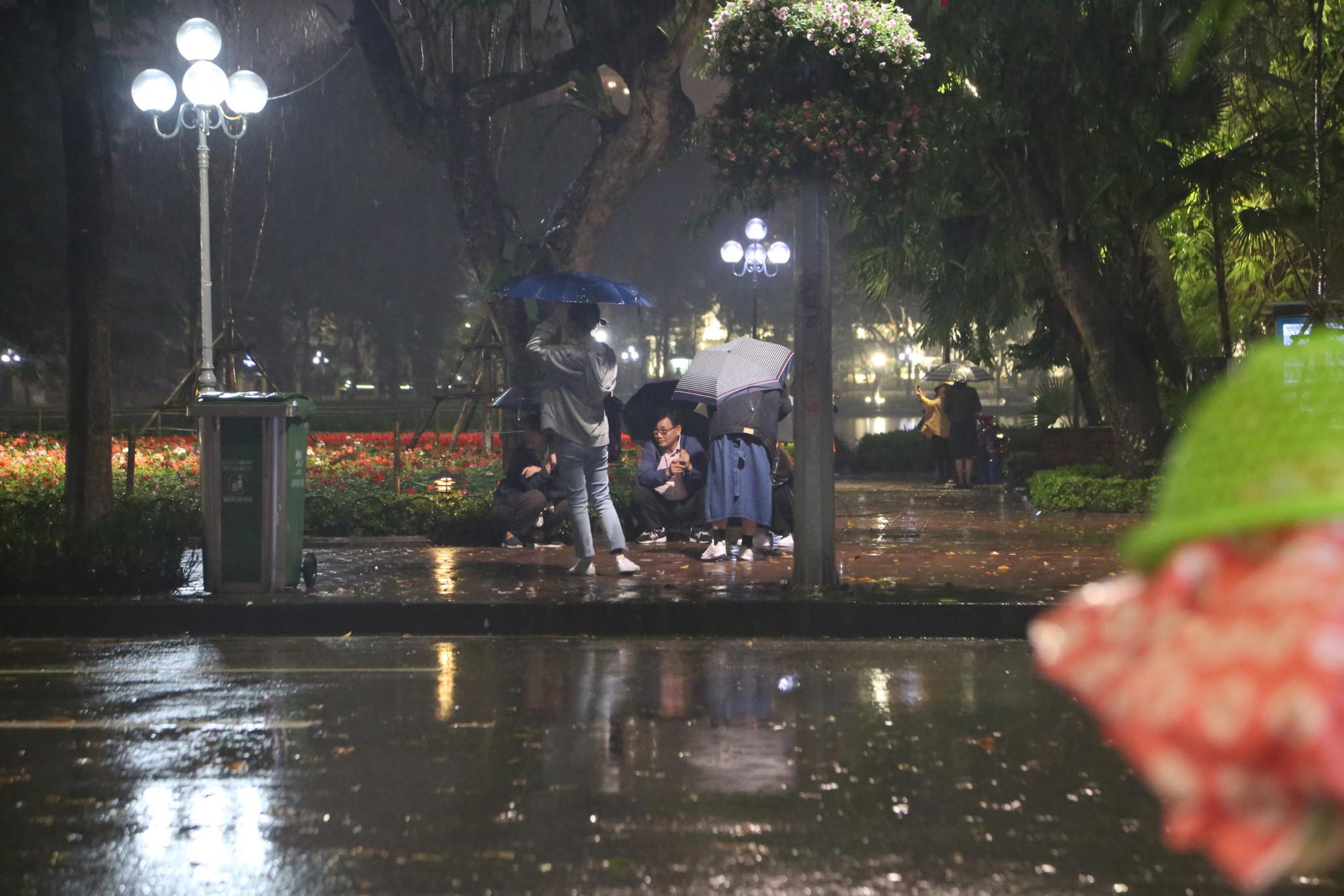 Mưa ngập đường, Hà Nội vắng vẻ đêm giao thừa - Ảnh 7.