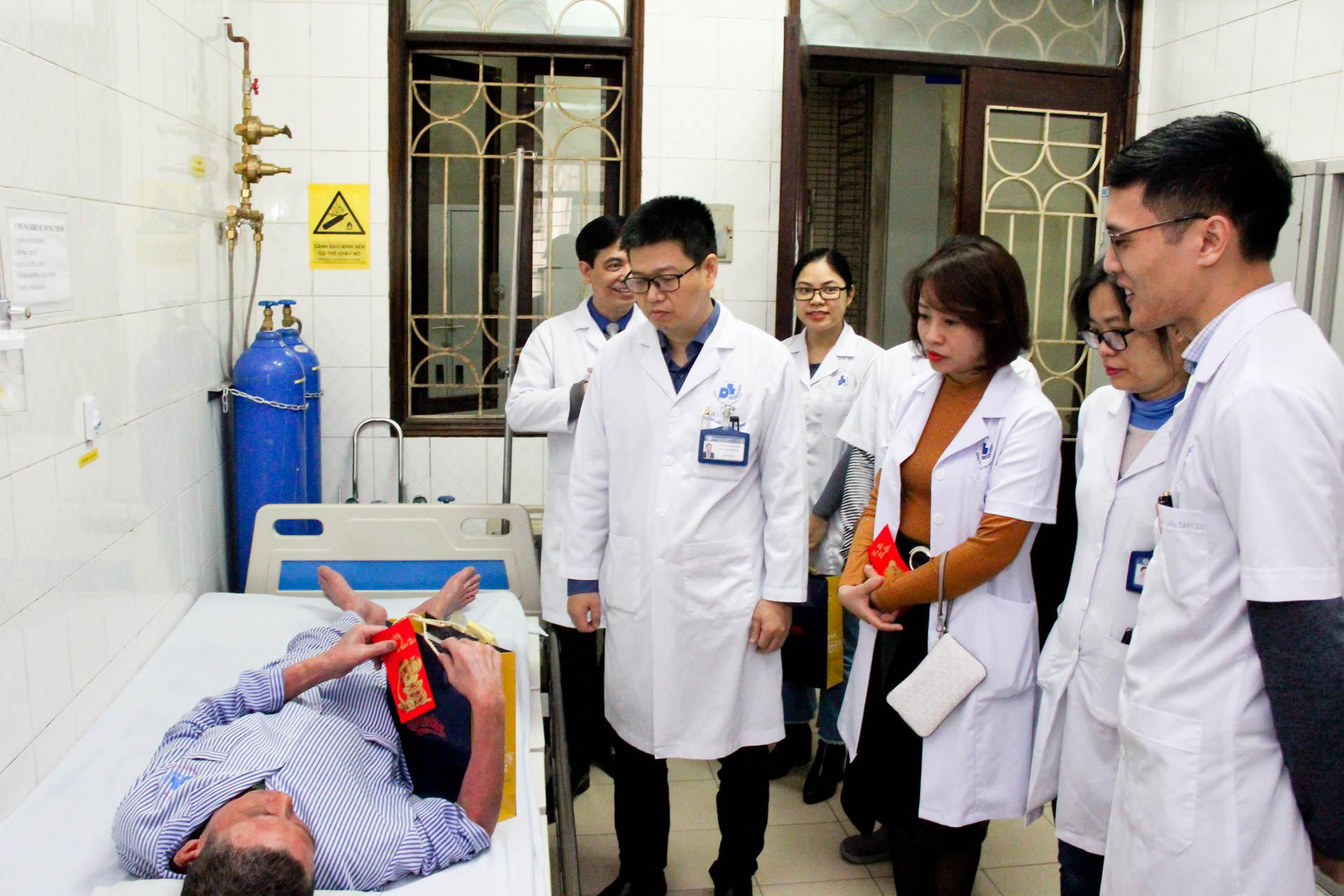 Bệnh nh&acirc;n x&oacute;m chạy thận x&uacute;c động trước sự xuất hiện bất ngờ của Ph&oacute; Thủ tướng - Ảnh 15.