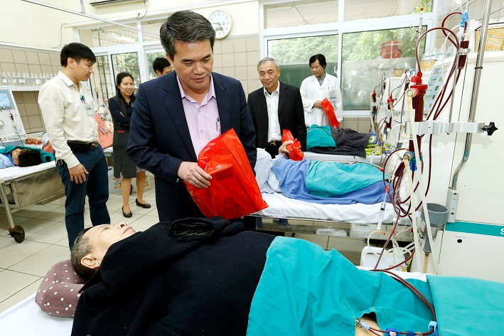 Bệnh nh&acirc;n x&oacute;m chạy thận x&uacute;c động trước sự xuất hiện bất ngờ của Ph&oacute; Thủ tướng - Ảnh 13.
