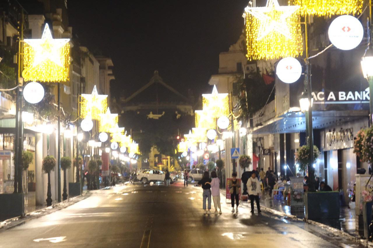 Mưa ngập đường, Hà Nội vắng vẻ đêm giao thừa - Ảnh 17.
