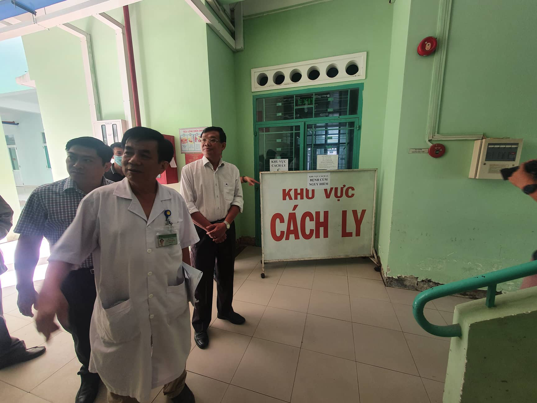 Khách Trung Quốc quậy bệnh viện vì con bị kiểm tra virus corona