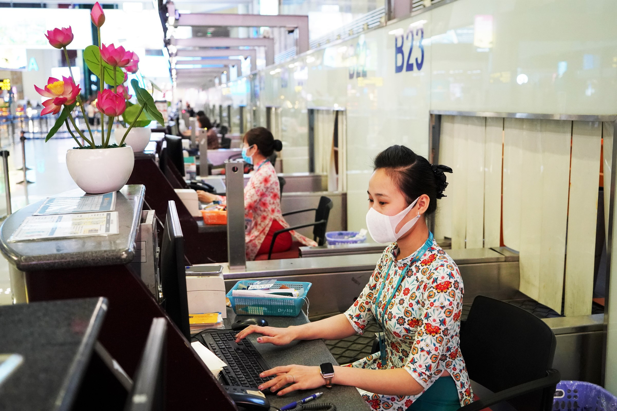 Hành khách bay đến, đi từ Trung Quốc có thể yêu cầu găng tay, khẩu trang y tế - Ảnh 1.