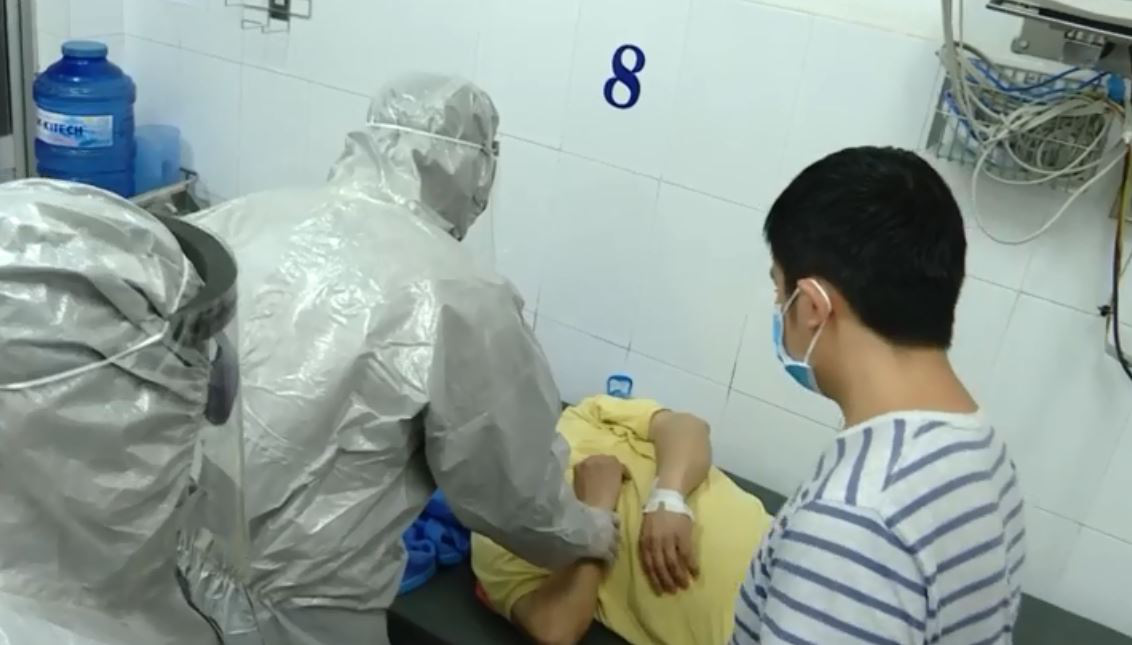 Sức khỏe 2 cha con nhiễm virus corona giờ ra sao?