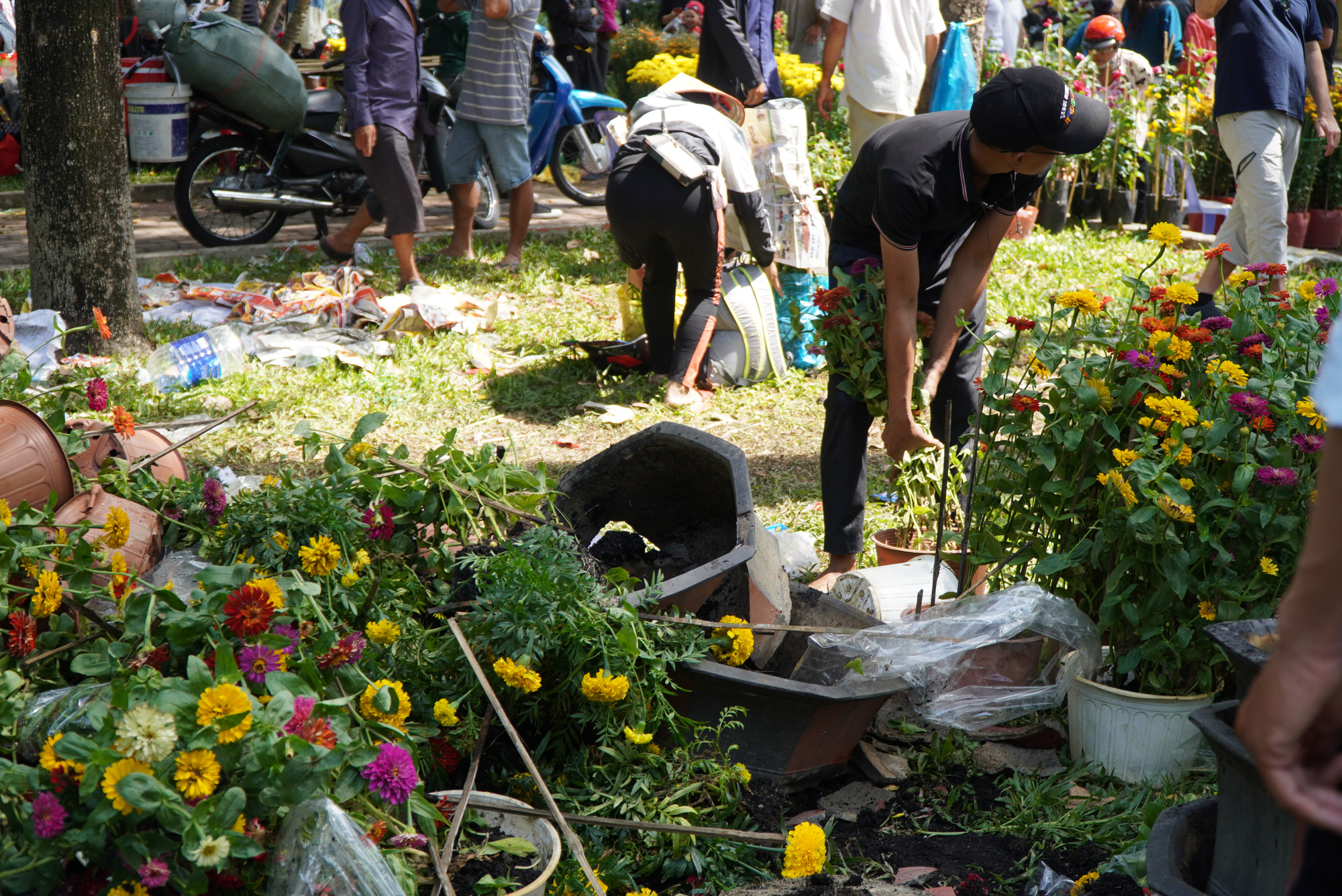 Bất ngờ chợ hoa chiều 30 Tết - Ảnh 7.