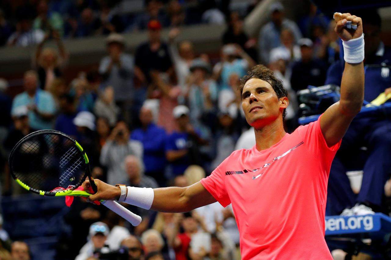 Clip Rafael Nadal ôm hôn bé gái nhặt bóng sau khi đánh trúng đầu cô