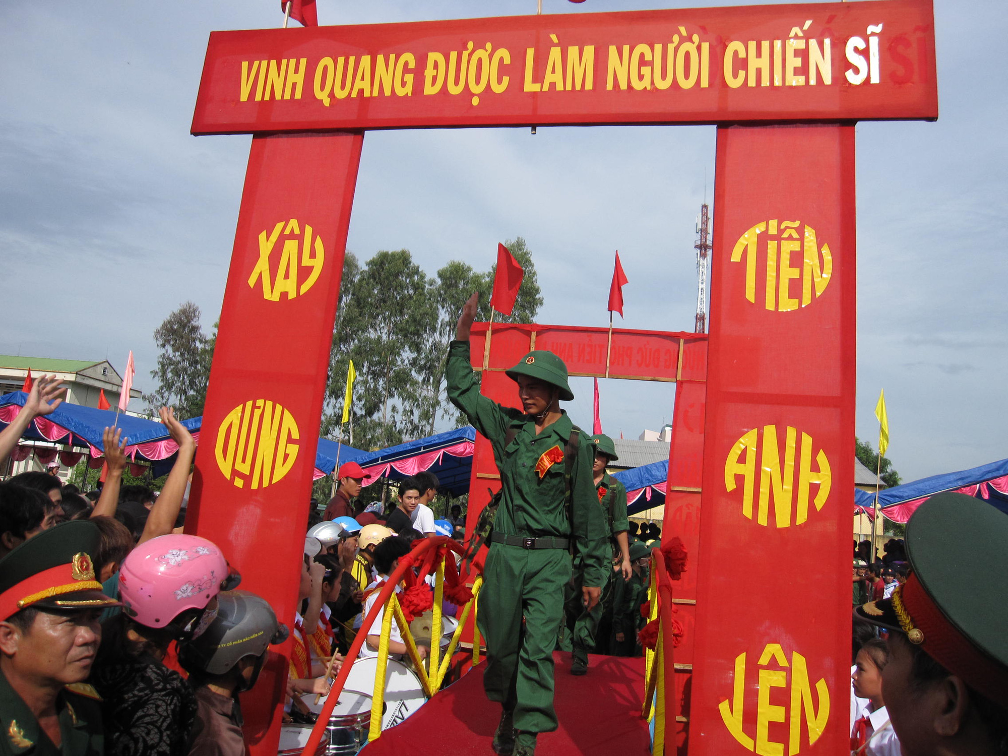 Xu&acirc;n ấy, t&ocirc;i l&ecirc;n đường t&ograve;ng qu&acirc;n - Ảnh 1.