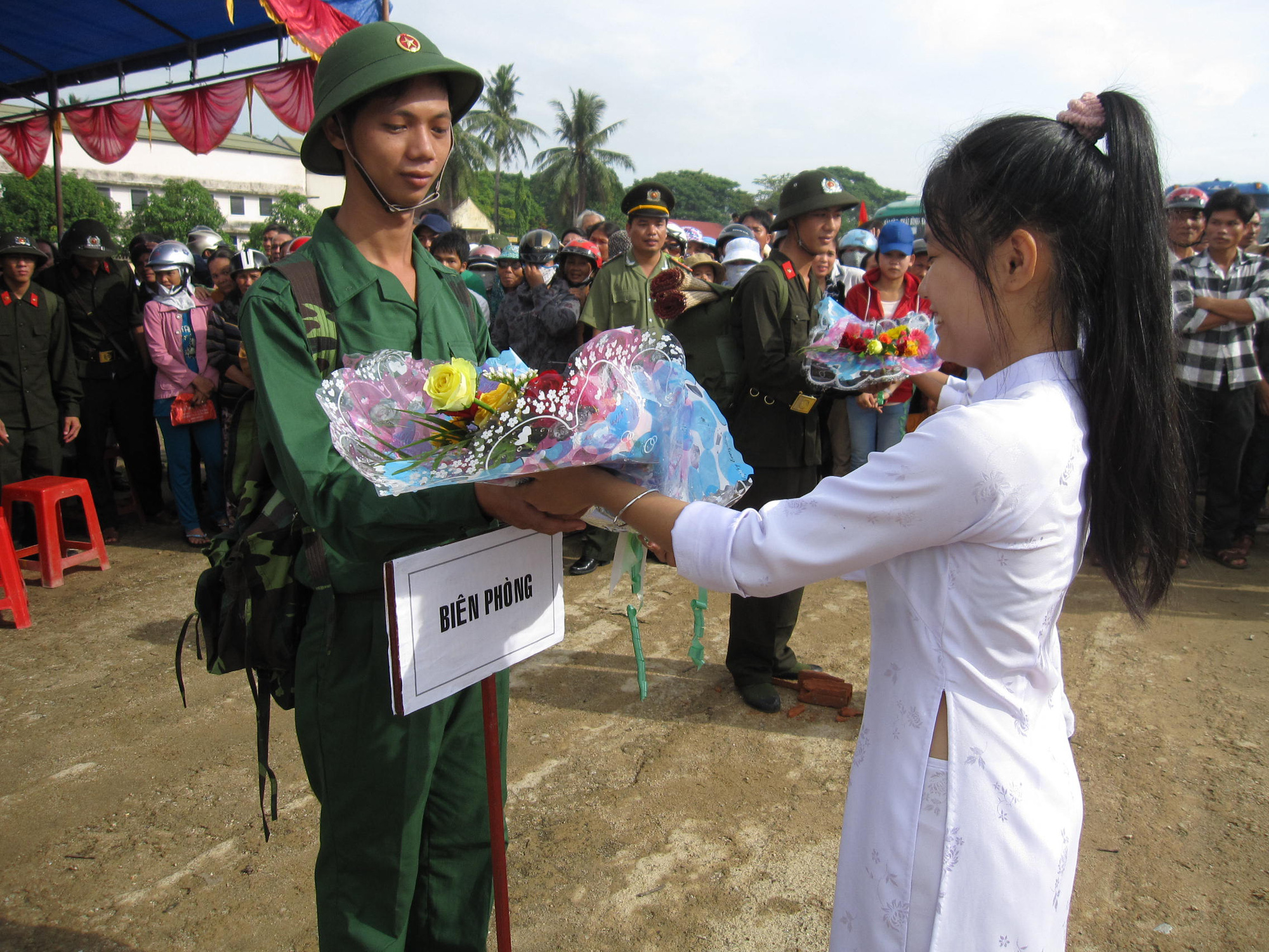 Xu&acirc;n ấy, t&ocirc;i l&ecirc;n đường t&ograve;ng qu&acirc;n - Ảnh 2.