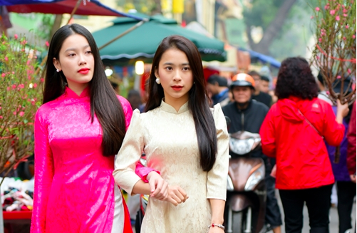 Người Hà Nội "chen giữa đào hoa tươi thắm" chiều cuối năm