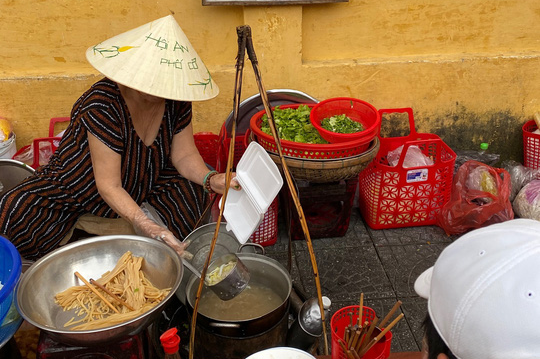 Thỏa thích ăn vặt ở Hội An chiều cuối năm