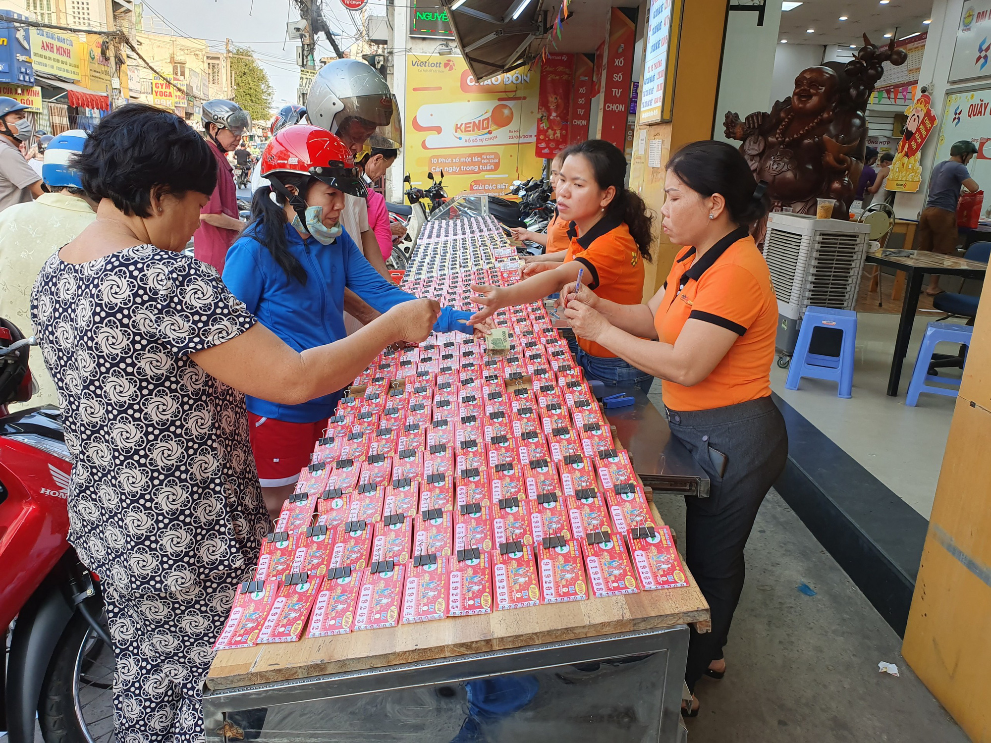 Chen nhau mua vé số cầu may ngày cuối năm - Ảnh 2.