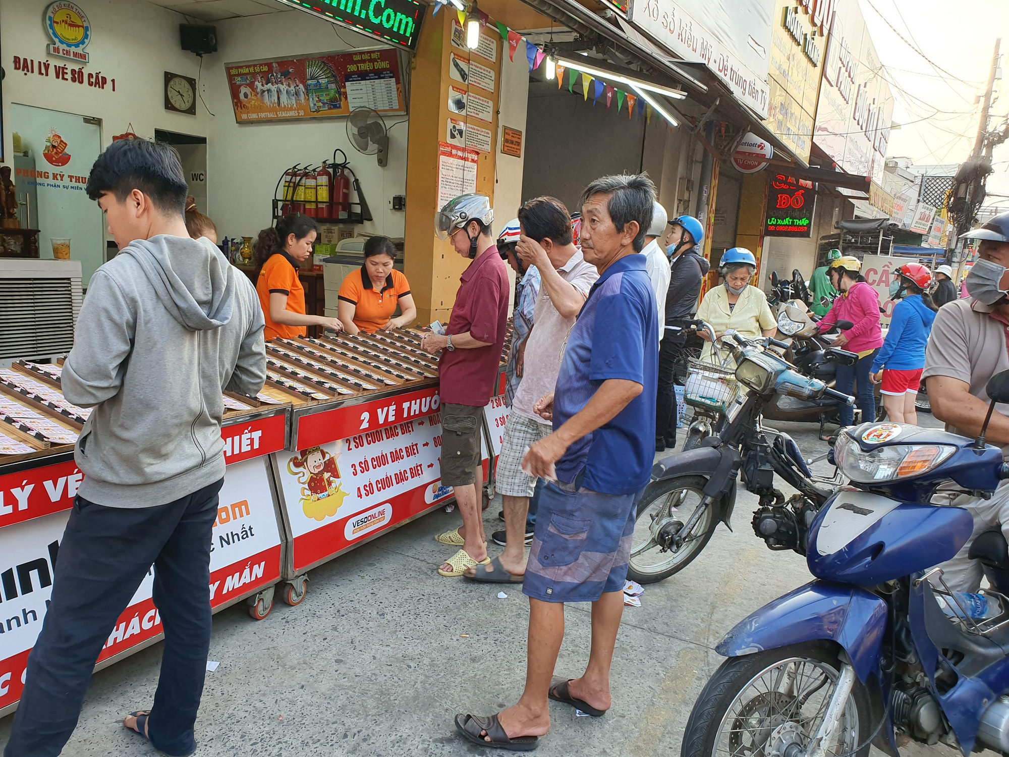 Chen nhau mua vé số cầu may ngày cuối năm
