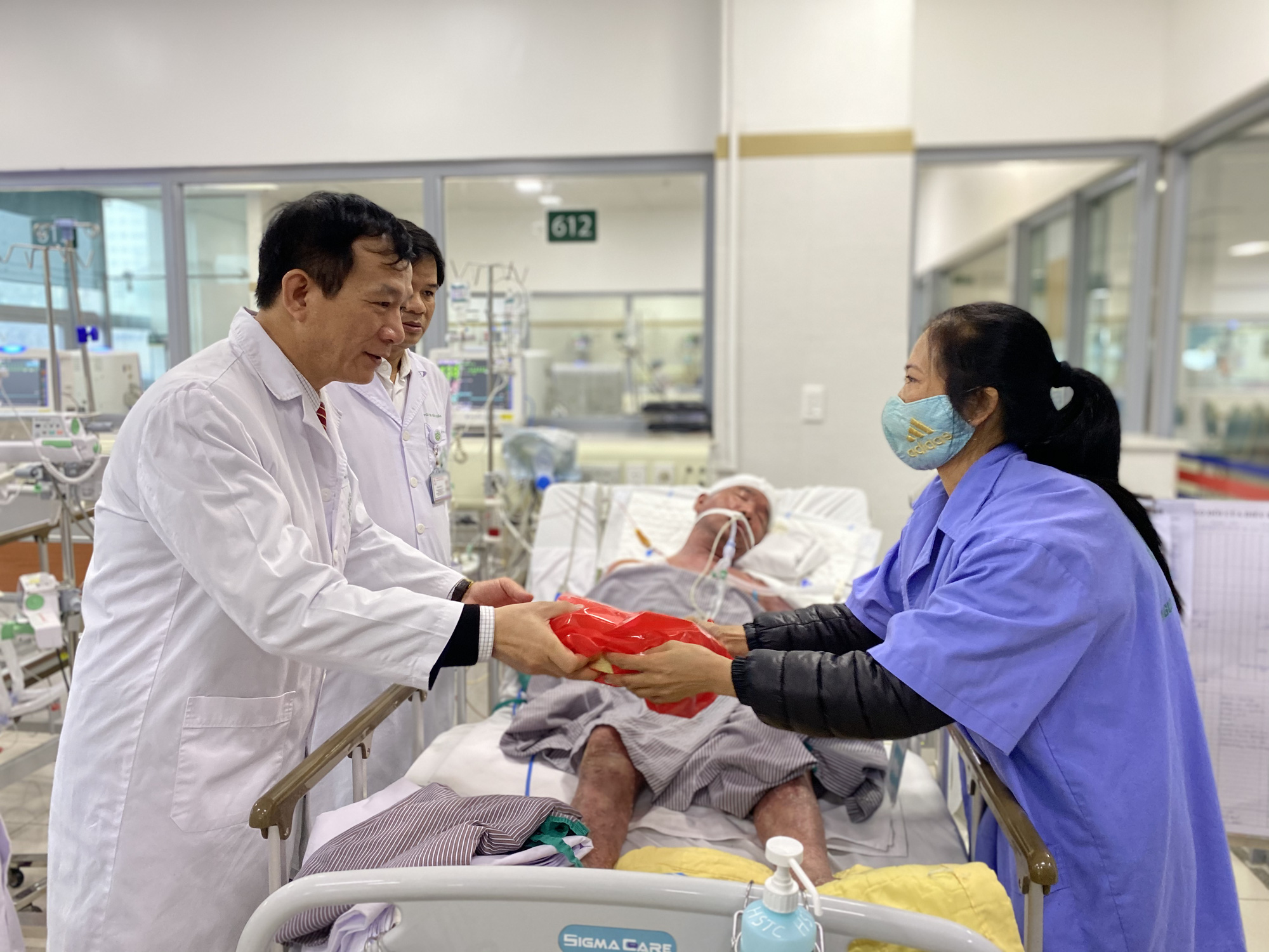 Bệnh nh&acirc;n x&oacute;m chạy thận x&uacute;c động trước sự xuất hiện bất ngờ của Ph&oacute; Thủ tướng - Ảnh 11.