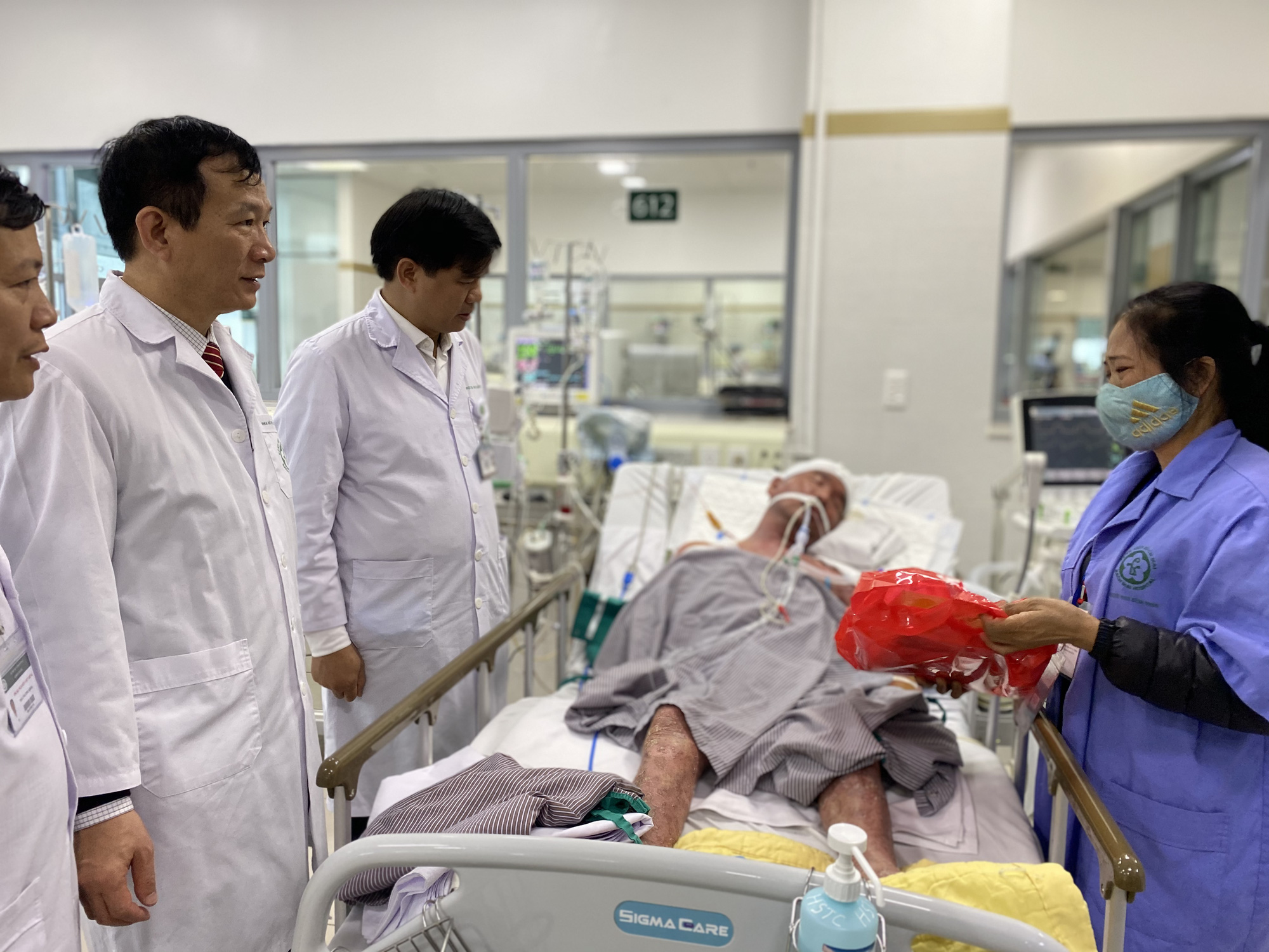 Bệnh nh&acirc;n x&oacute;m chạy thận x&uacute;c động trước sự xuất hiện bất ngờ của Ph&oacute; Thủ tướng - Ảnh 14.
