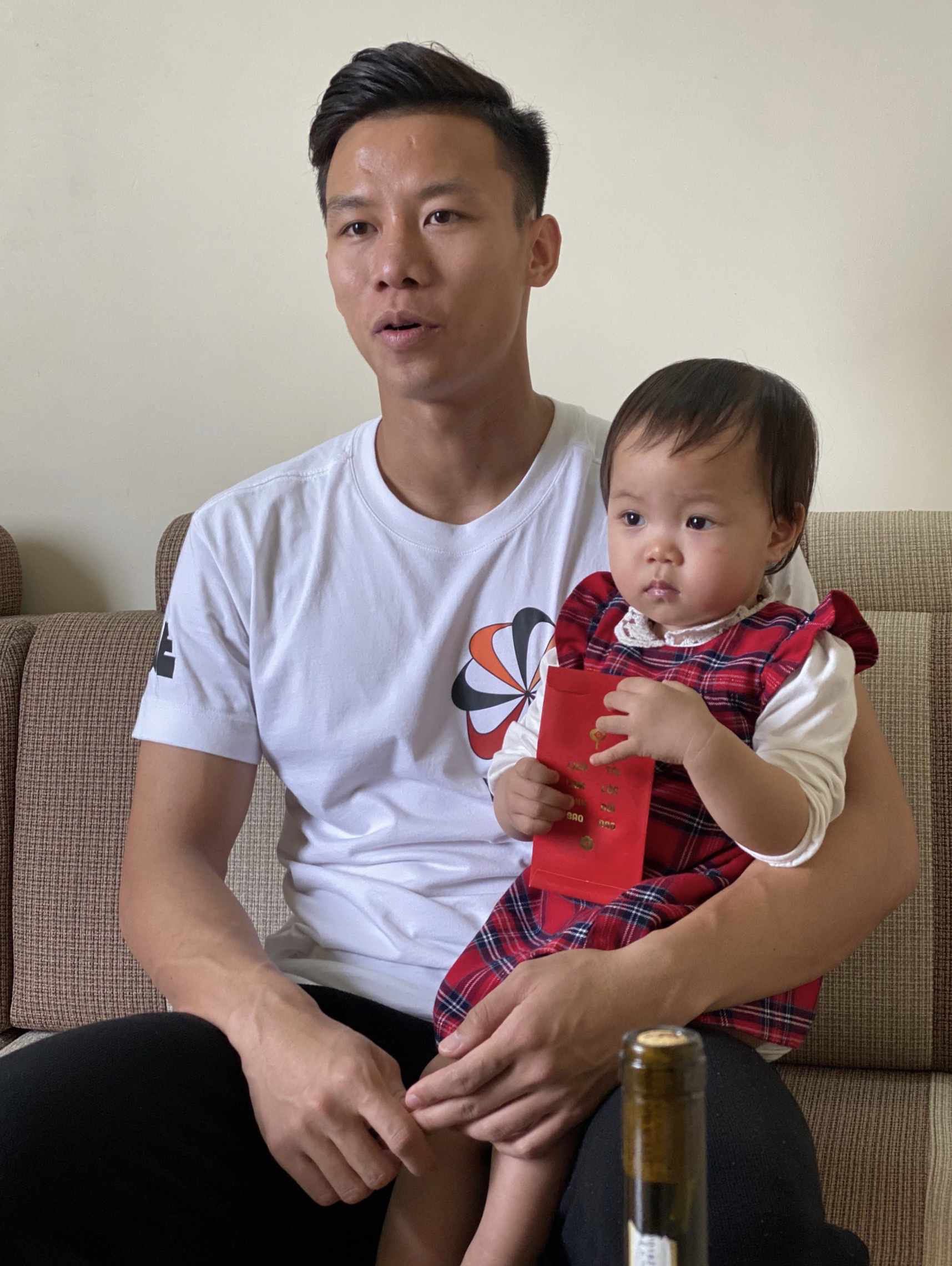 Quế Ngọc Hải bế con, Phan Văn Đức bối rối c&ugrave;ng vợ ch&uacute;c Tết bạn đọc B&aacute;o Người Lao Động - Ảnh 2.