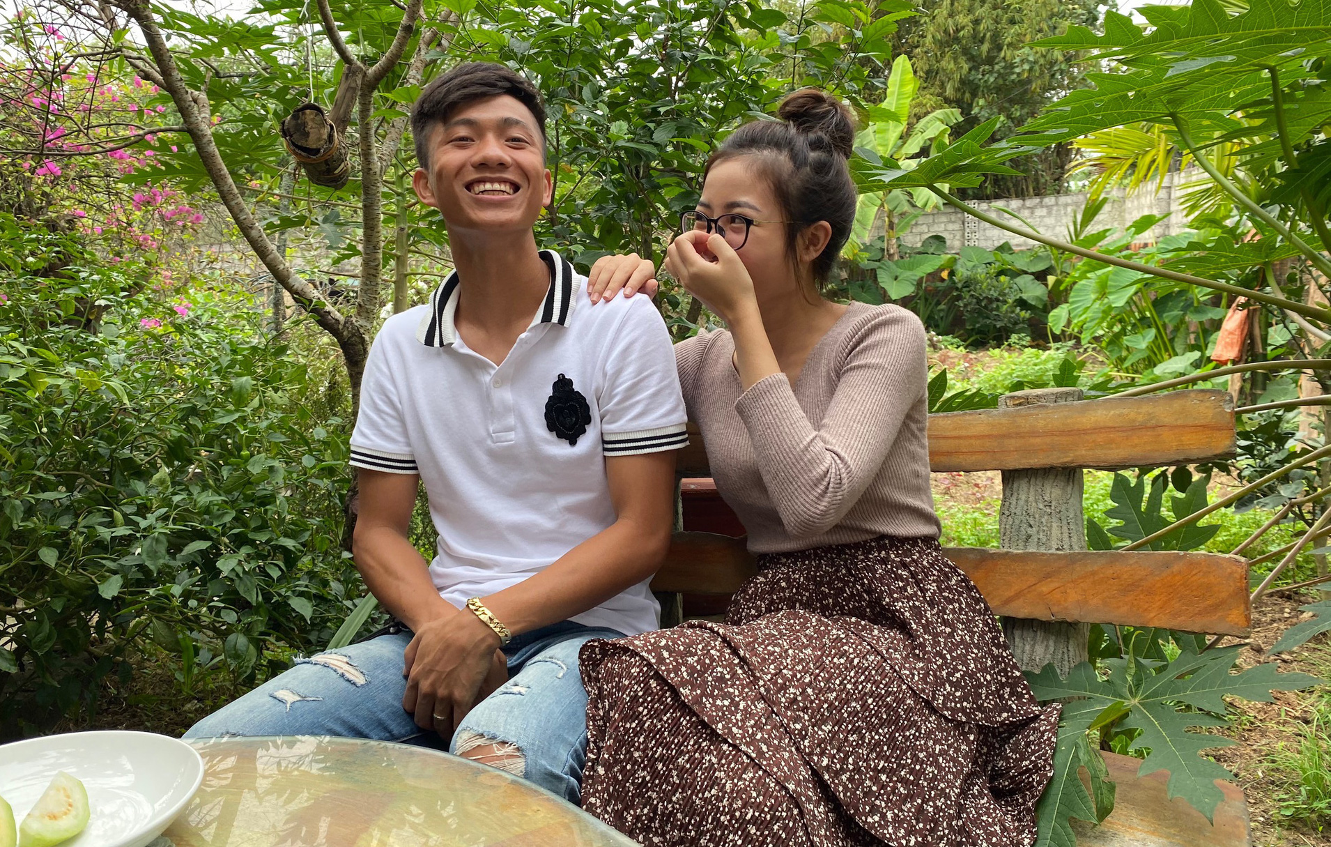 Quế Ngọc Hải bế con, Phan Văn Đức bối rối c&ugrave;ng vợ ch&uacute;c Tết bạn đọc B&aacute;o Người Lao Động - Ảnh 3.