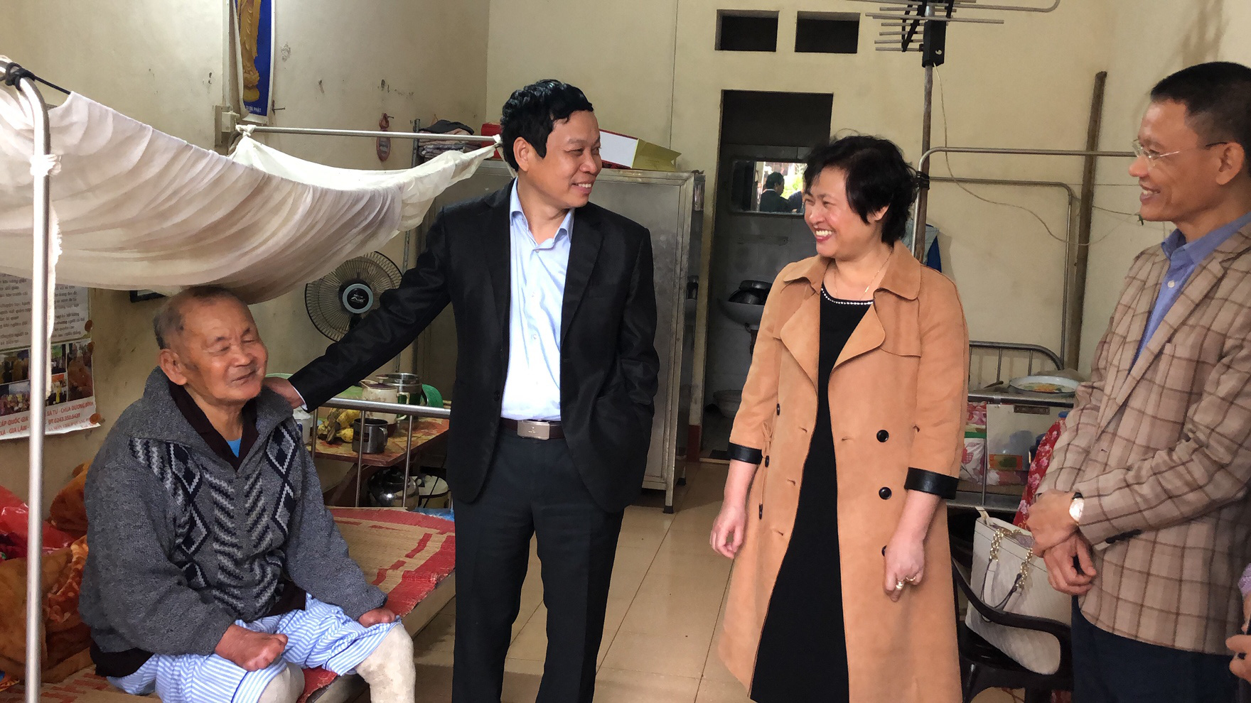 Bệnh nh&acirc;n x&oacute;m chạy thận x&uacute;c động trước sự xuất hiện bất ngờ của Ph&oacute; Thủ tướng - Ảnh 20.