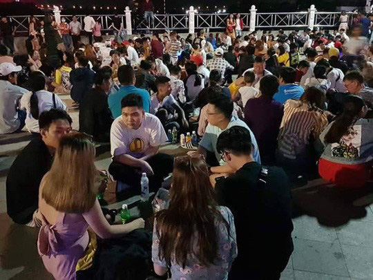 Người dân cả nước nô nức xuống đường chờ xem bắn pháo hoa giao thừa - Ảnh 24.
