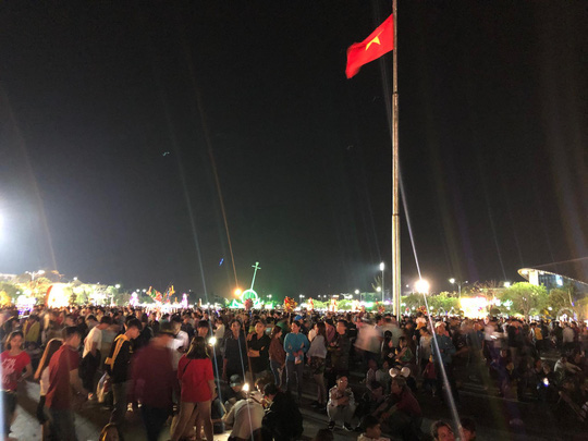 Người dân cả nước nô nức xuống đường chờ xem bắn pháo hoa giao thừa - Ảnh 17.