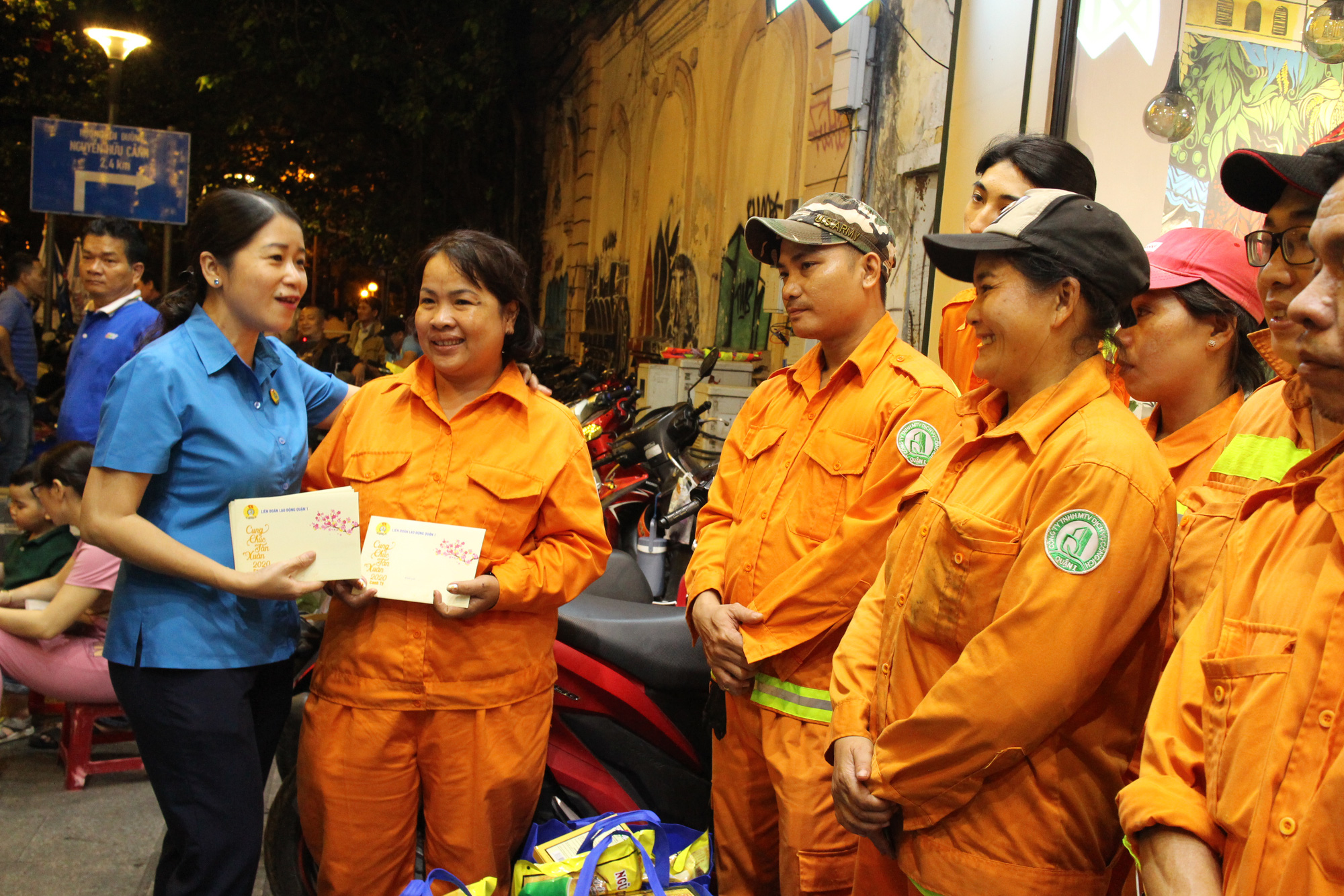 C&ocirc;ng nh&acirc;n vệ sinh l&agrave;m việc xuy&ecirc;n đ&ecirc;m giao thừa - Ảnh 7.