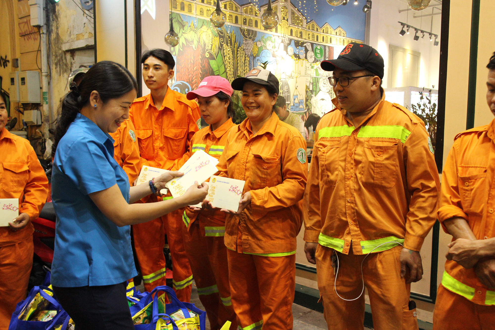 C&ocirc;ng nh&acirc;n vệ sinh l&agrave;m việc xuy&ecirc;n đ&ecirc;m giao thừa - Ảnh 6.