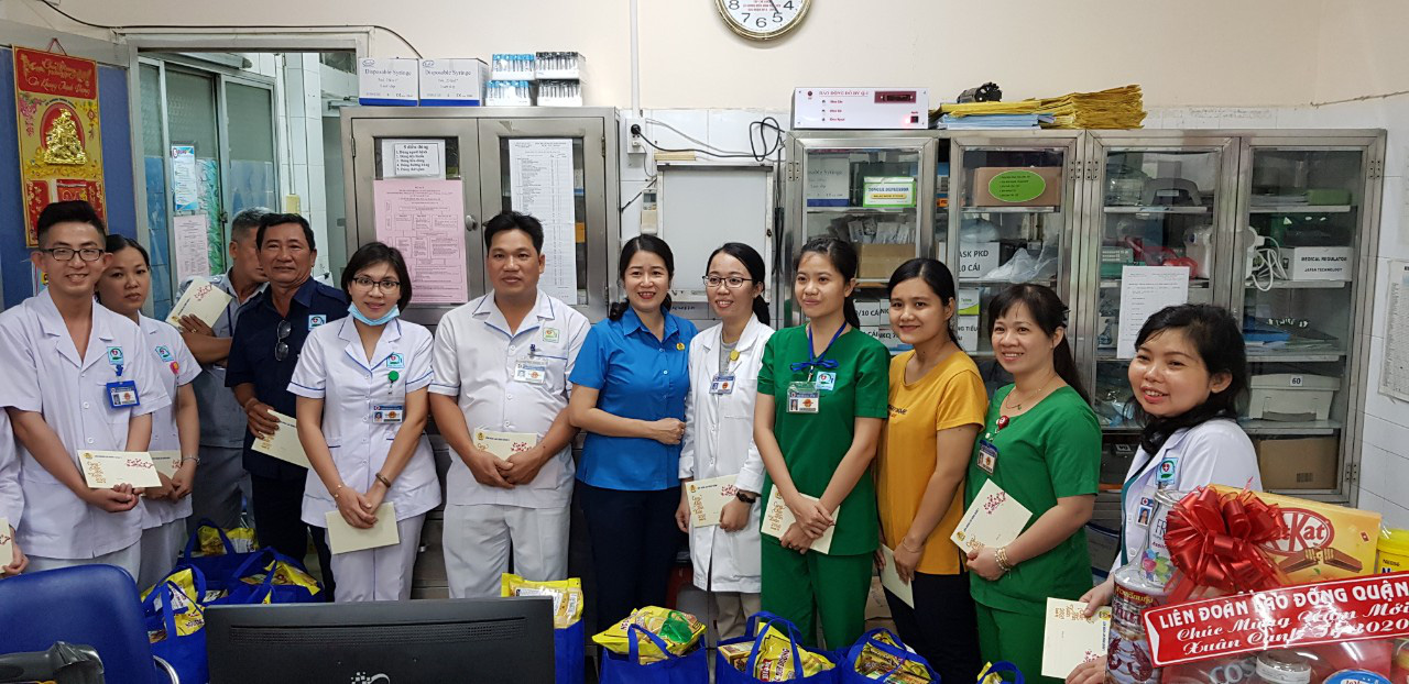 C&ocirc;ng nh&acirc;n vệ sinh l&agrave;m việc xuy&ecirc;n đ&ecirc;m giao thừa - Ảnh 9.