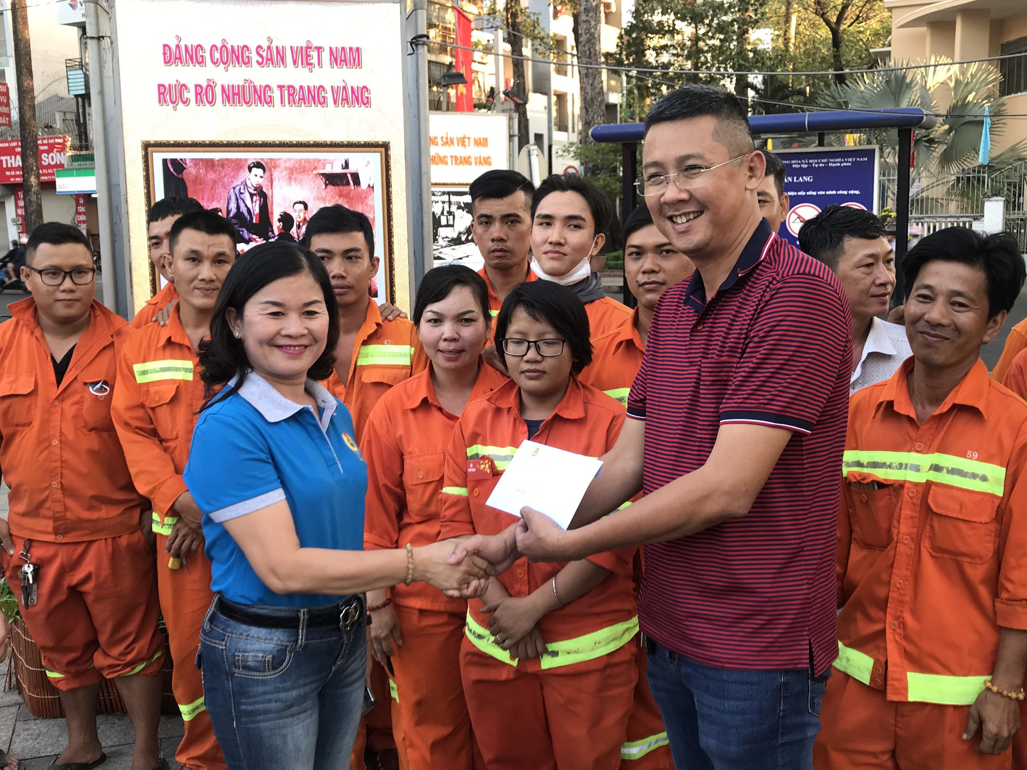 C&ocirc;ng nh&acirc;n vệ sinh l&agrave;m việc xuy&ecirc;n đ&ecirc;m giao thừa - Ảnh 1.