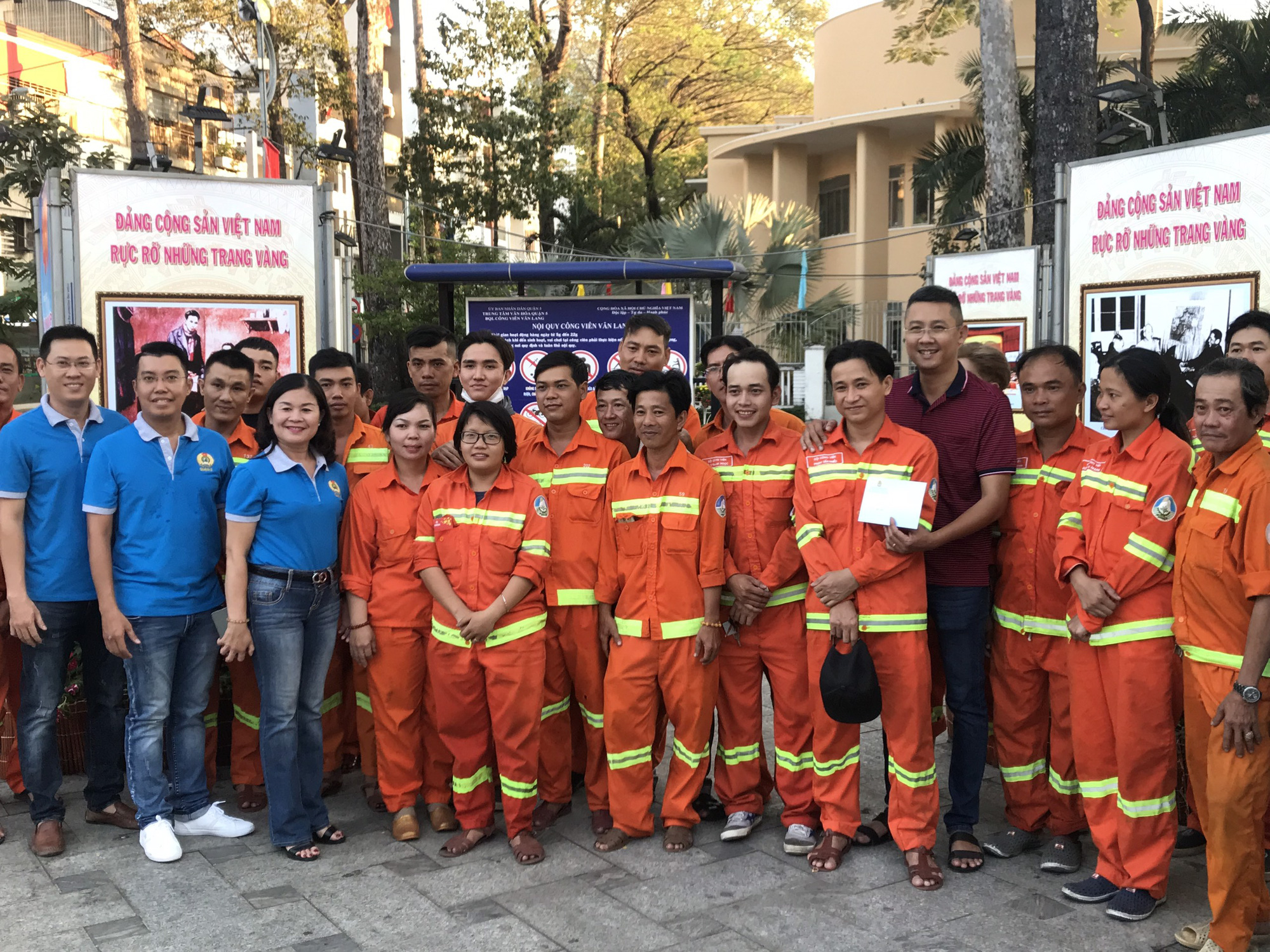 C&ocirc;ng nh&acirc;n vệ sinh l&agrave;m việc xuy&ecirc;n đ&ecirc;m giao thừa - Ảnh 3.