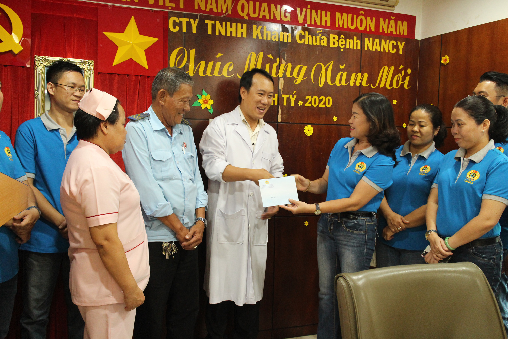 C&ocirc;ng nh&acirc;n vệ sinh l&agrave;m việc xuy&ecirc;n đ&ecirc;m giao thừa - Ảnh 5.