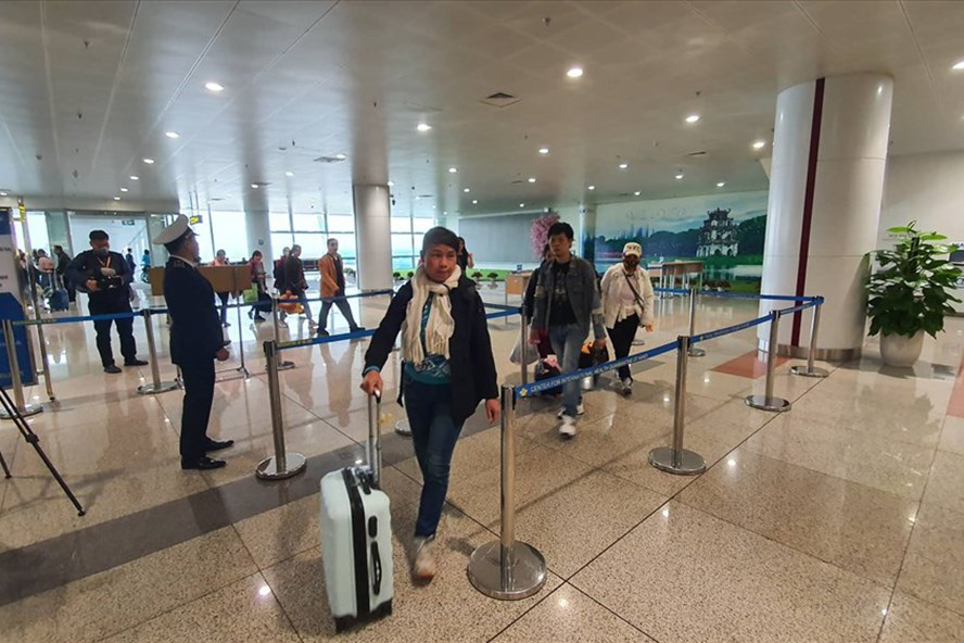 Kh&aacute;ch tr&ecirc;n chuyến bay v&agrave; t&agrave;u SE5 c&ugrave;ng 2 bố con nhiễm virus corona được khuyến c&aacute;o tự c&aacute;ch ly 14 ng&agrave;y - Ảnh 3.