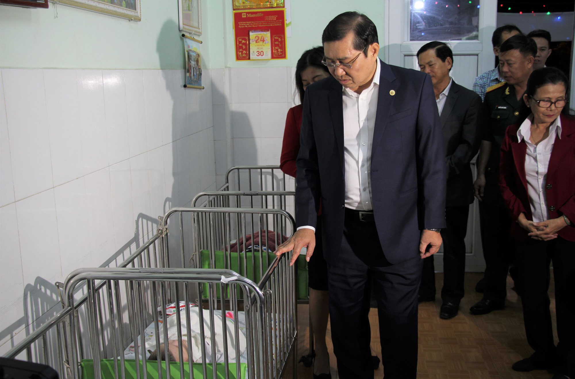 Chủ tịch TP Đà Nẵng thăm trẻ mồ côi trong đêm giao thừa