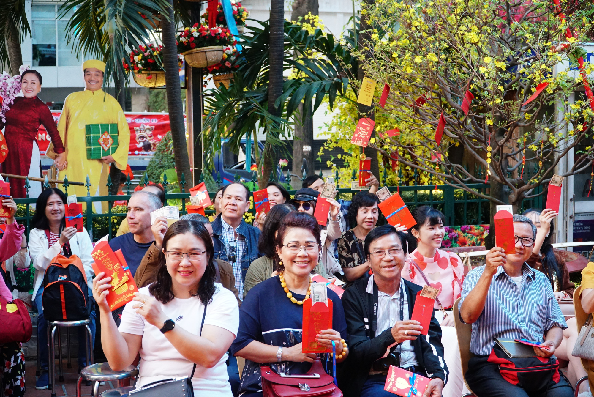 Mùng 1 Tết, hàng chục ngàn người rủ nhau đi du lịch