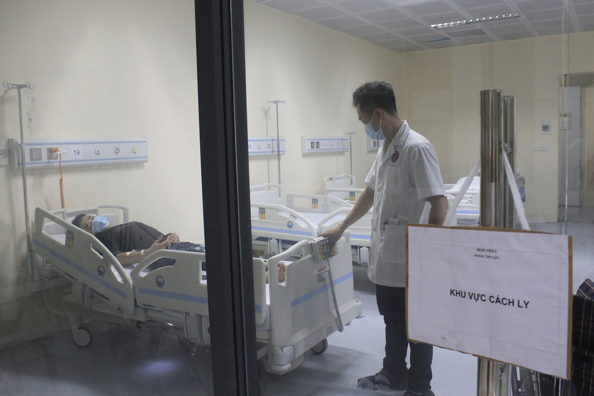 Đúng giao thừa, nam thanh niên trở về từ Đài Loan sốt cao lập tức nhập viện cách ly